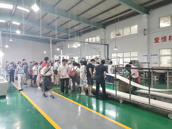参观无尘车间