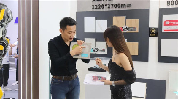 营销总顾问陈龙带领大家一起了解容声产品与品牌