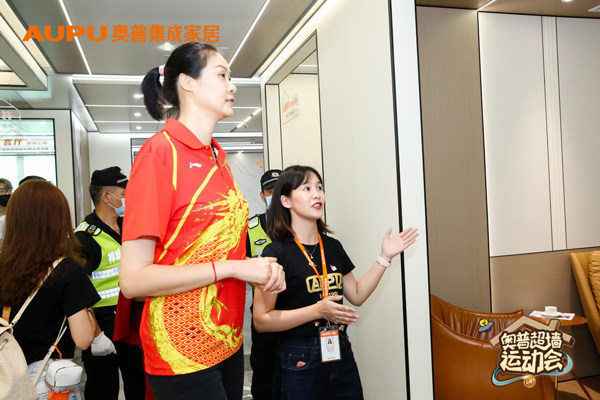奥运排球冠军赵蕊蕊参观旗舰店