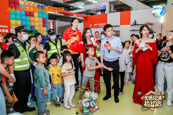 奥运排球冠军赵蕊蕊与小朋友一起打卡超墙空间