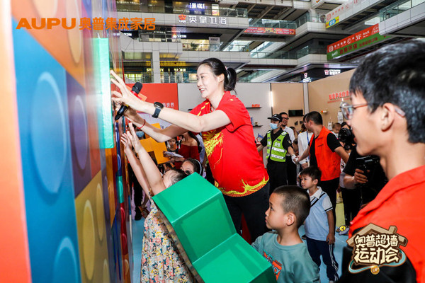 奥运排球冠军赵蕊蕊与小朋友一起打卡超墙空间