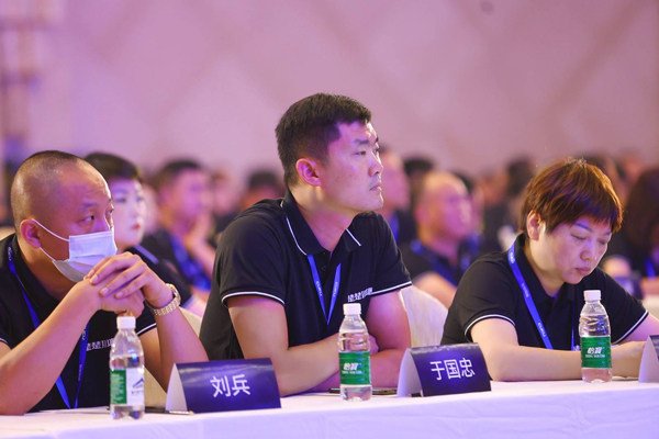 经销商家人们认真聆听 经销商家人们认真聆听