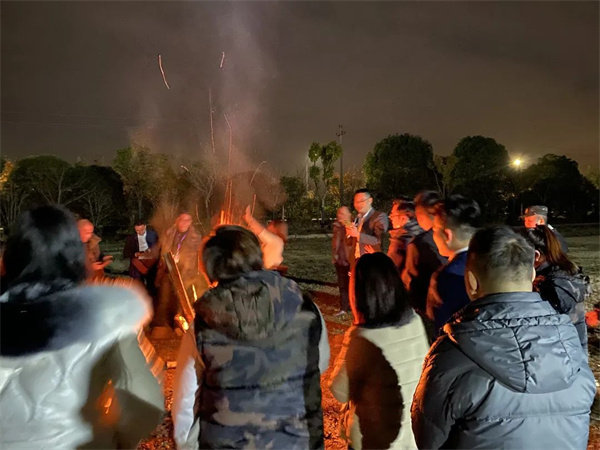 美味的晚宴和温馨的篝火晚会