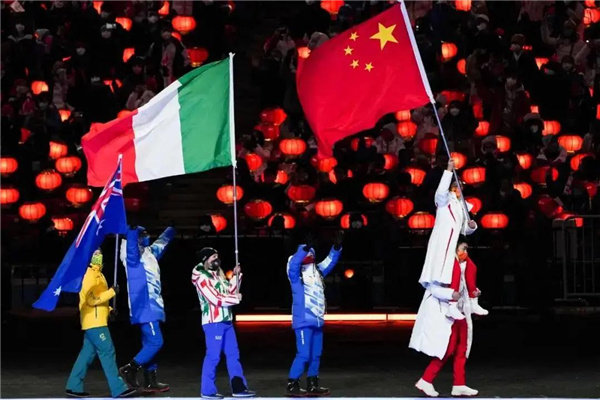 中国体育代表团旗手高举五星红旗入场