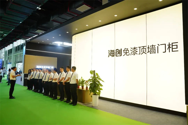【嘉兴展开馆首日】破界而生！海创顶墙门柜全链同色引领家居美学新风尚！